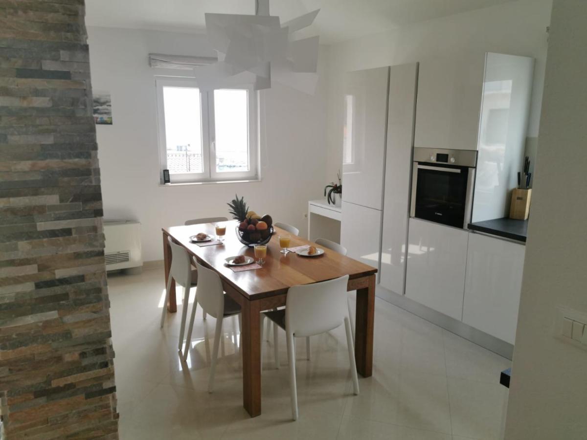 Apartments Dvor - Ap1, Ap2, Ap3 Baška Voda Exteriör bild