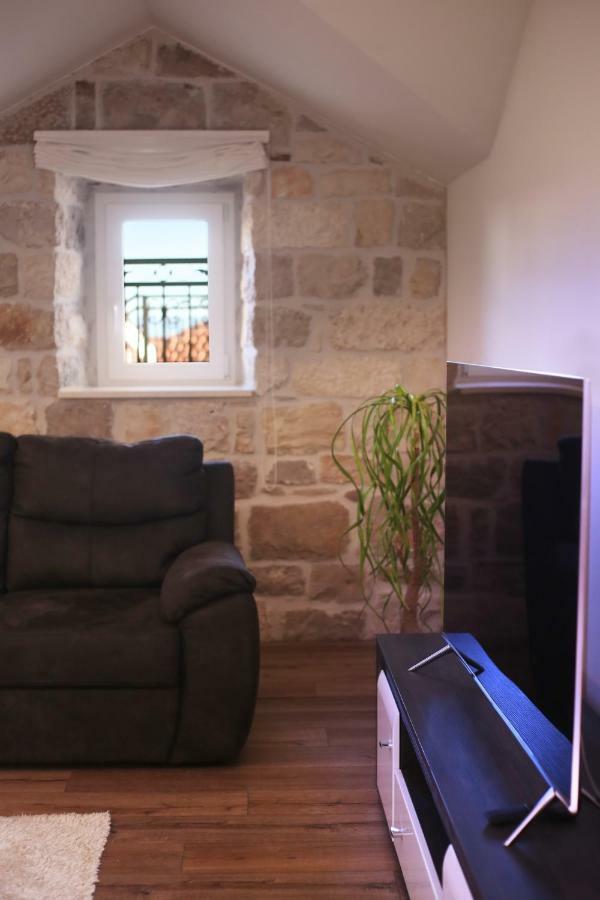 Apartments Dvor - Ap1, Ap2, Ap3 Baška Voda Exteriör bild