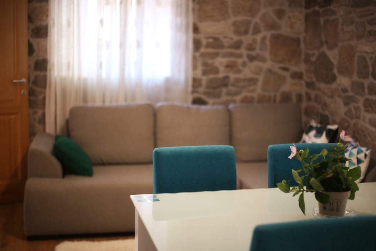 Apartments Dvor - Ap1, Ap2, Ap3 Baška Voda Exteriör bild