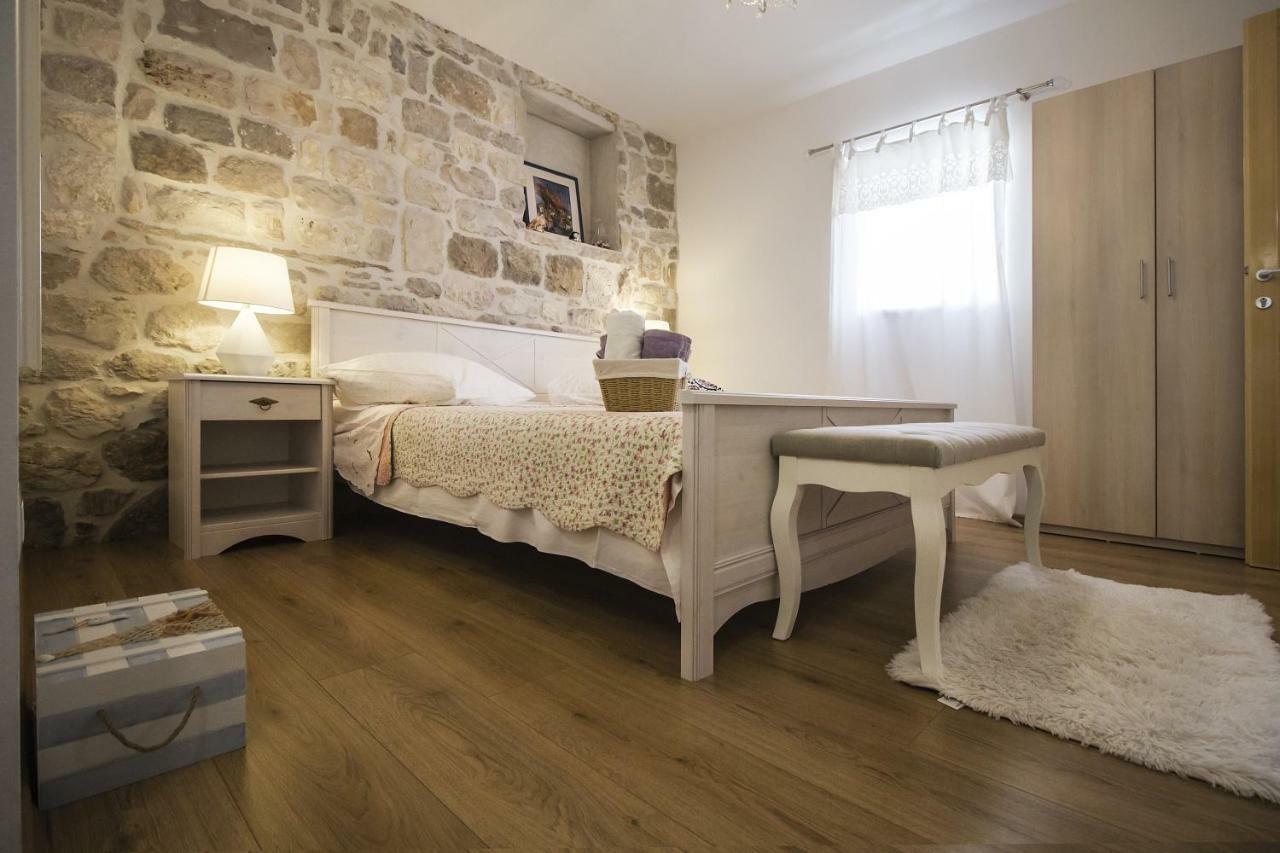 Apartments Dvor - Ap1, Ap2, Ap3 Baška Voda Exteriör bild