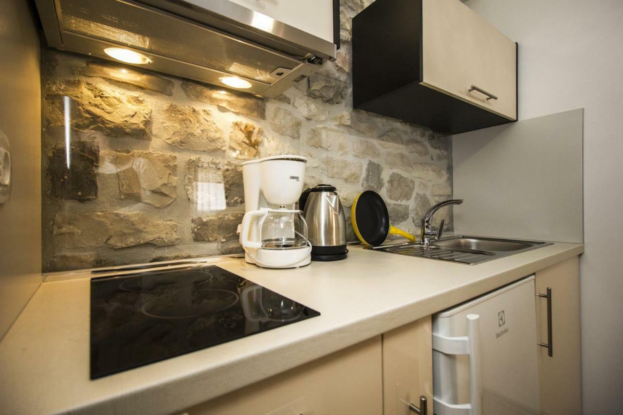 Apartments Dvor - Ap1, Ap2, Ap3 Baška Voda Exteriör bild