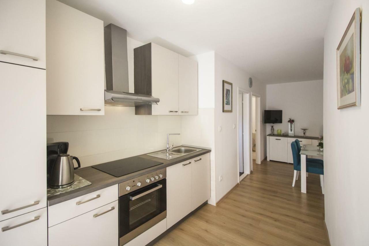 Apartments Dvor - Ap1, Ap2, Ap3 Baška Voda Exteriör bild
