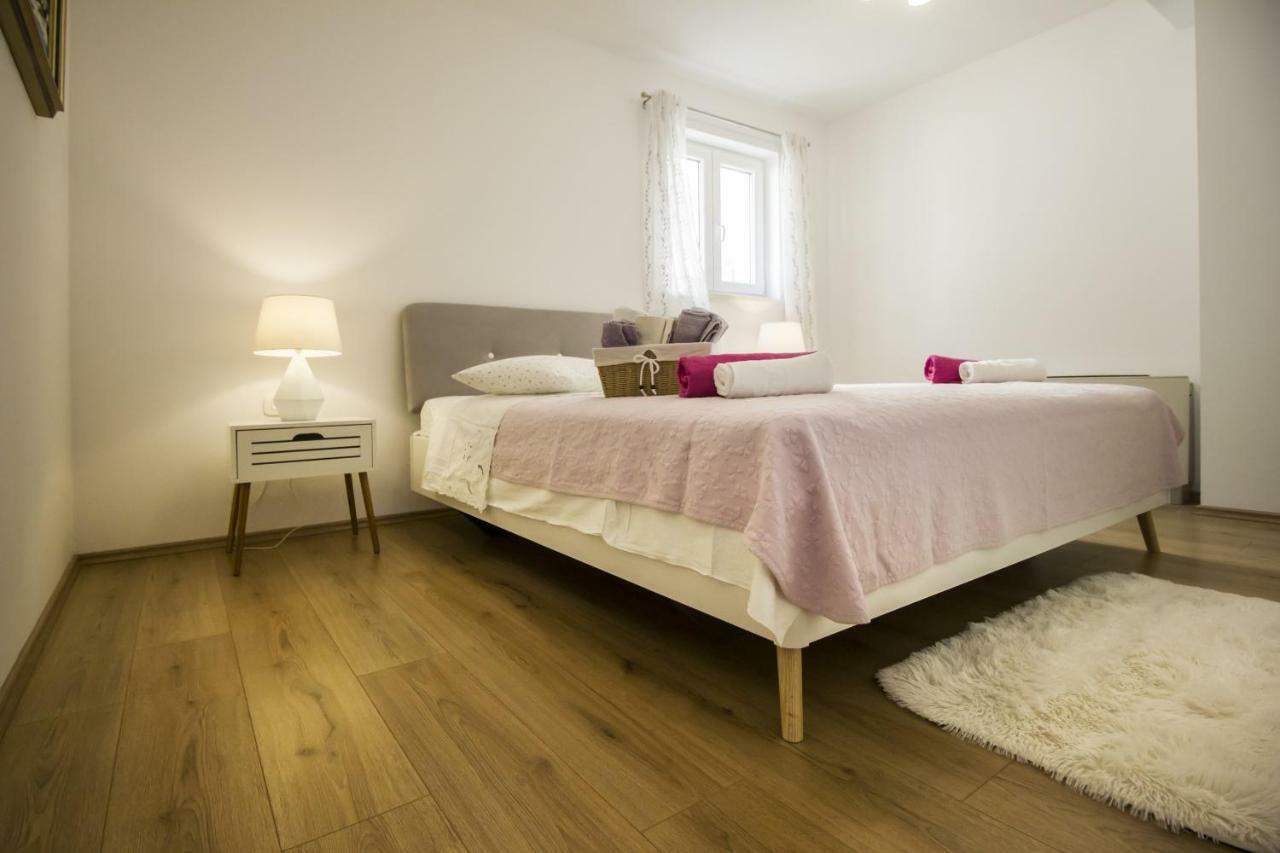 Apartments Dvor - Ap1, Ap2, Ap3 Baška Voda Exteriör bild