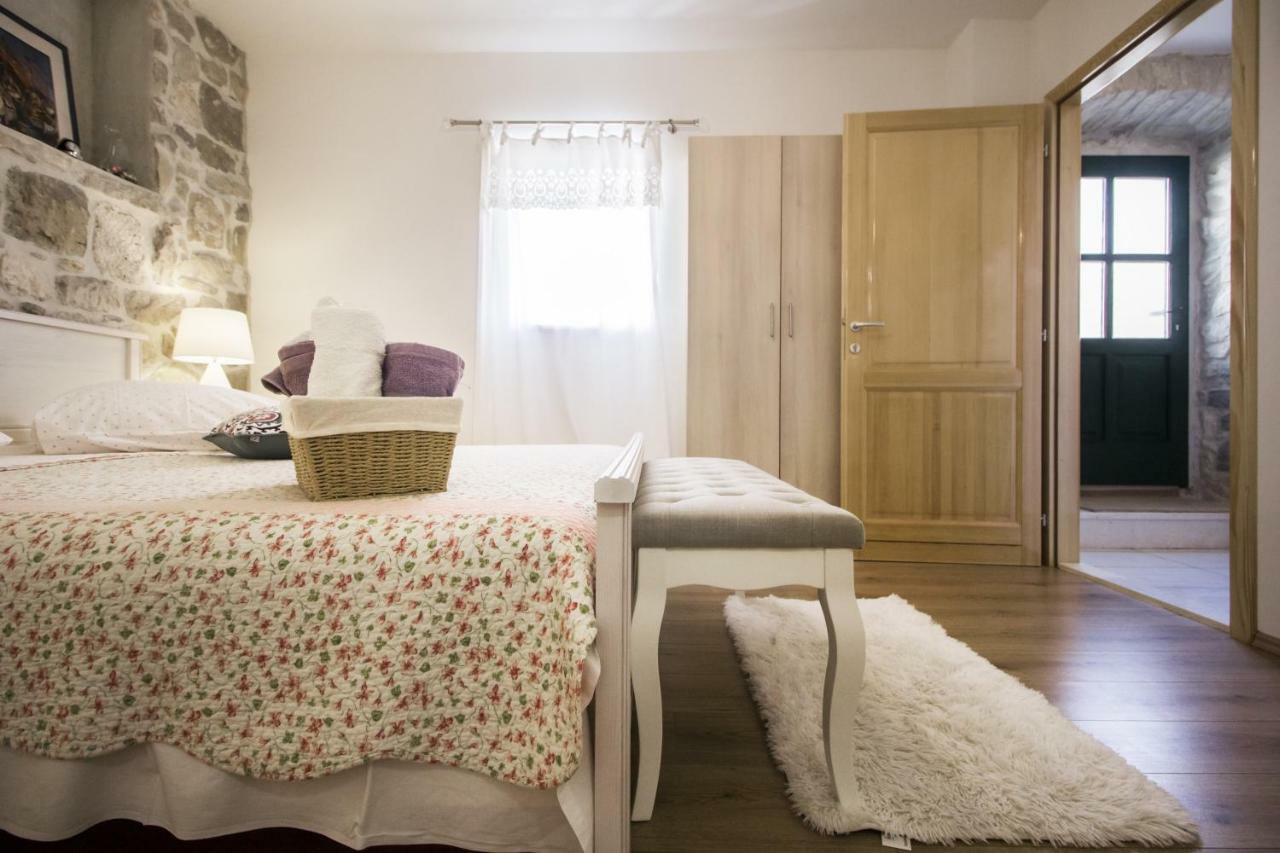 Apartments Dvor - Ap1, Ap2, Ap3 Baška Voda Exteriör bild