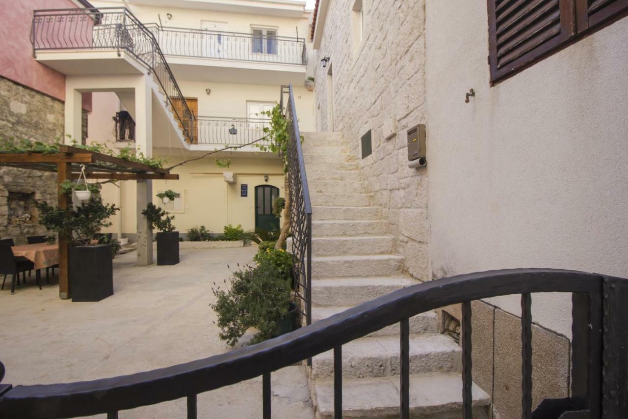 Apartments Dvor - Ap1, Ap2, Ap3 Baška Voda Exteriör bild