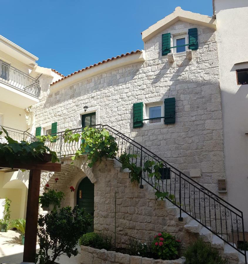 Apartments Dvor - Ap1, Ap2, Ap3 Baška Voda Exteriör bild