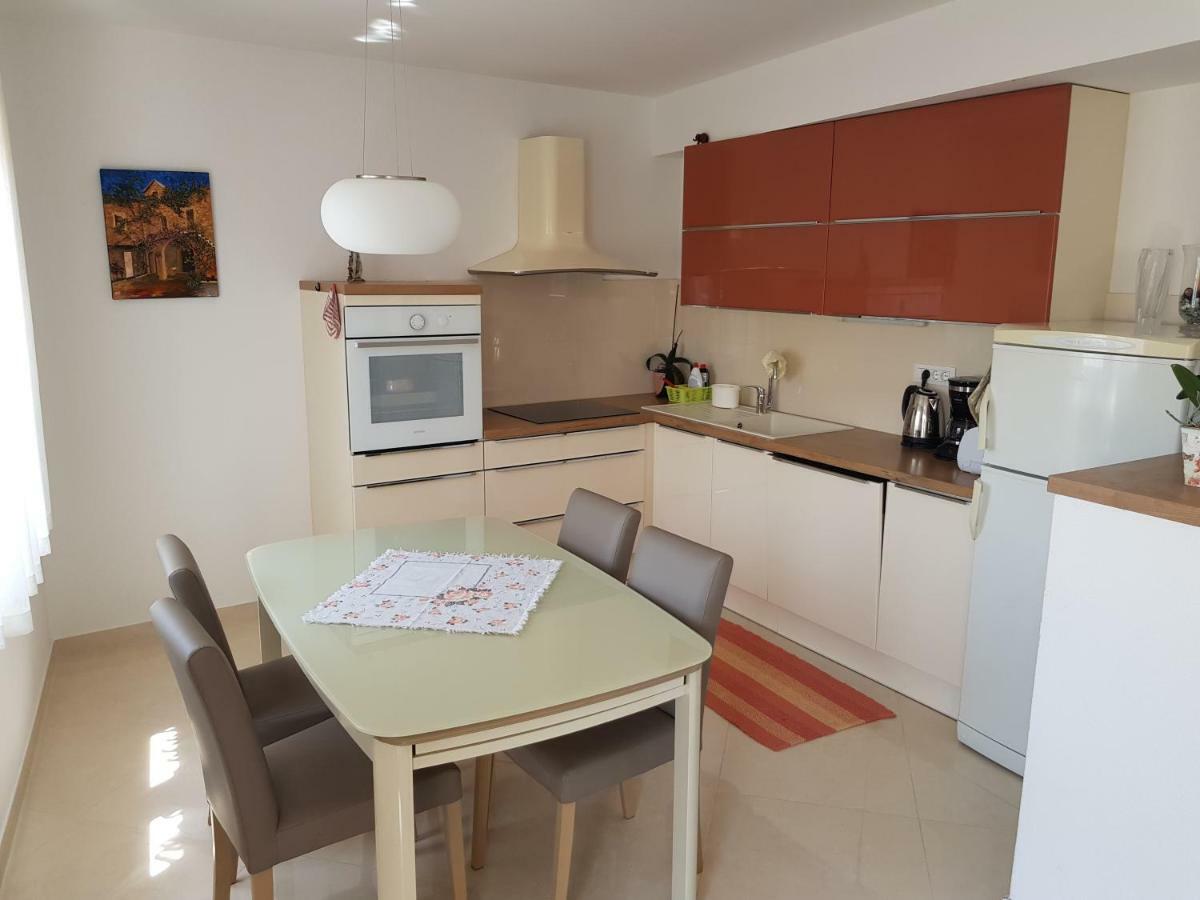 Apartments Dvor - Ap1, Ap2, Ap3 Baška Voda Exteriör bild