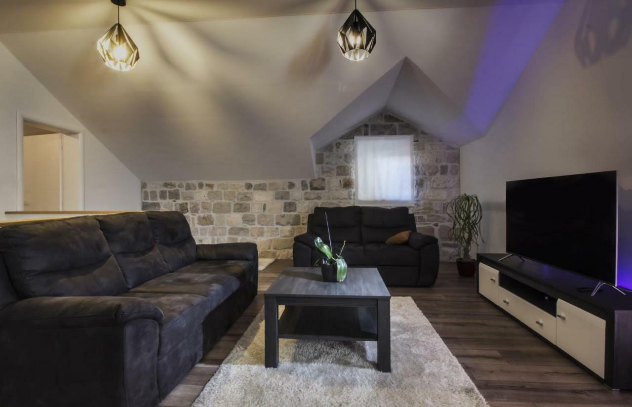 Apartments Dvor - Ap1, Ap2, Ap3 Baška Voda Exteriör bild