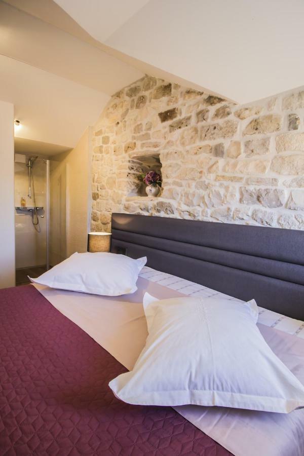 Apartments Dvor - Ap1, Ap2, Ap3 Baška Voda Exteriör bild